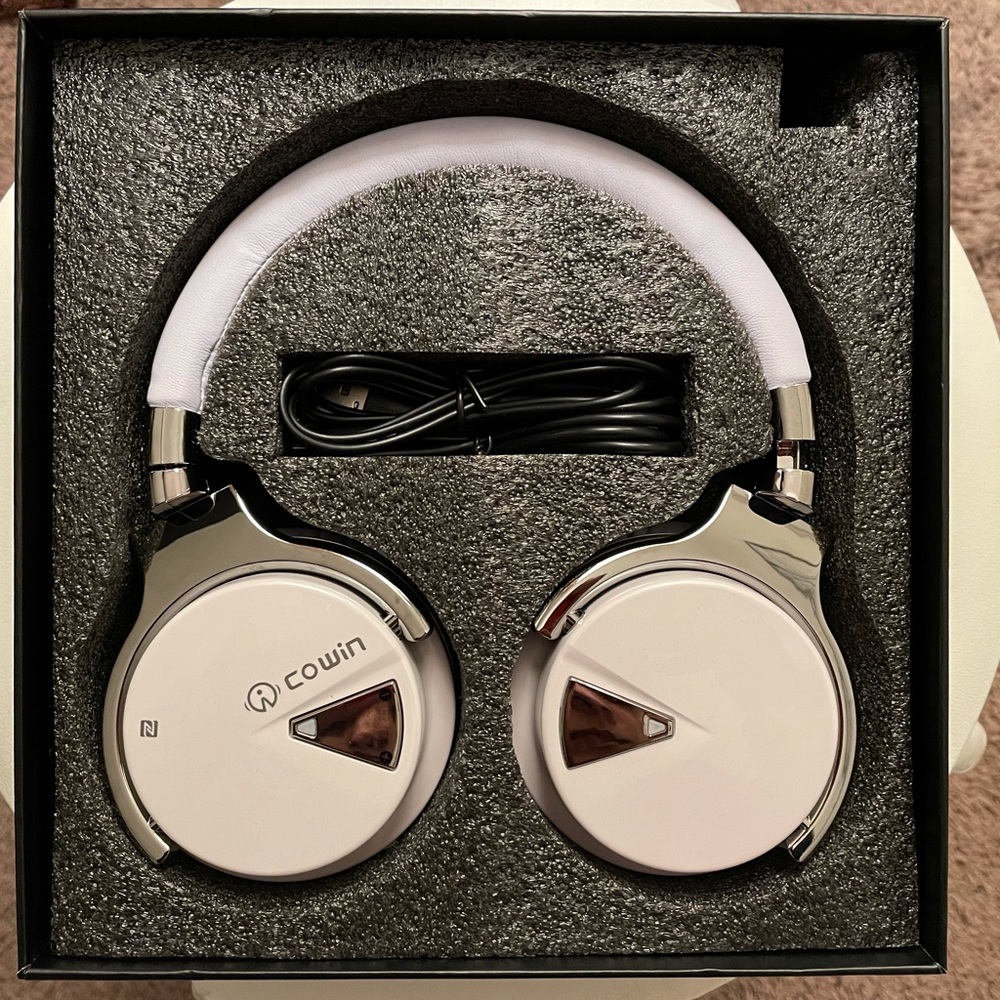 Cowin E7 Wireless/Bluetooth Headphones in white